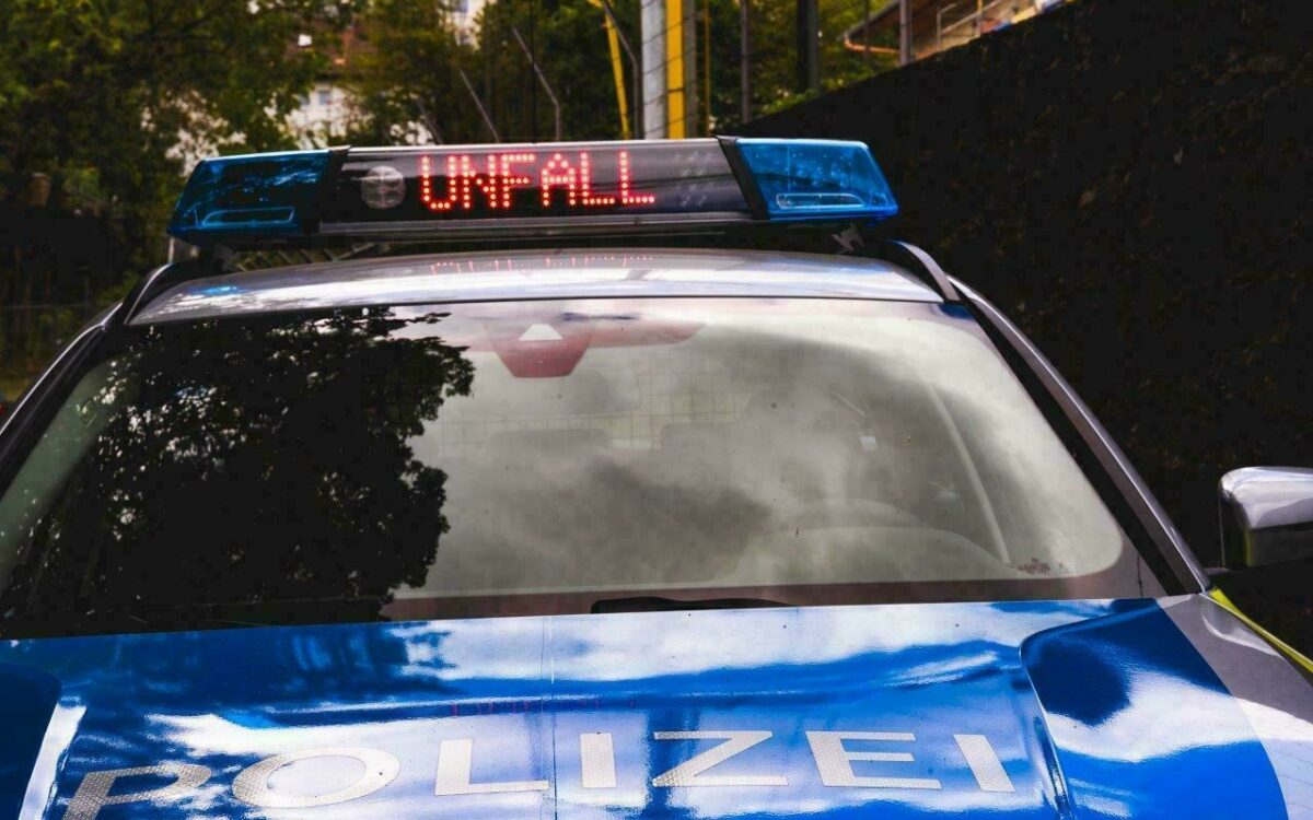 Polizei im Einsatz Polizeiauto Blaulicht auf dem Warnanzeige auf dem Dach steht UNFALL Polizei im Einsatz Polizeiauto Blaulicht auf dem Warnanzeige auf dem Dach steht UNFALL